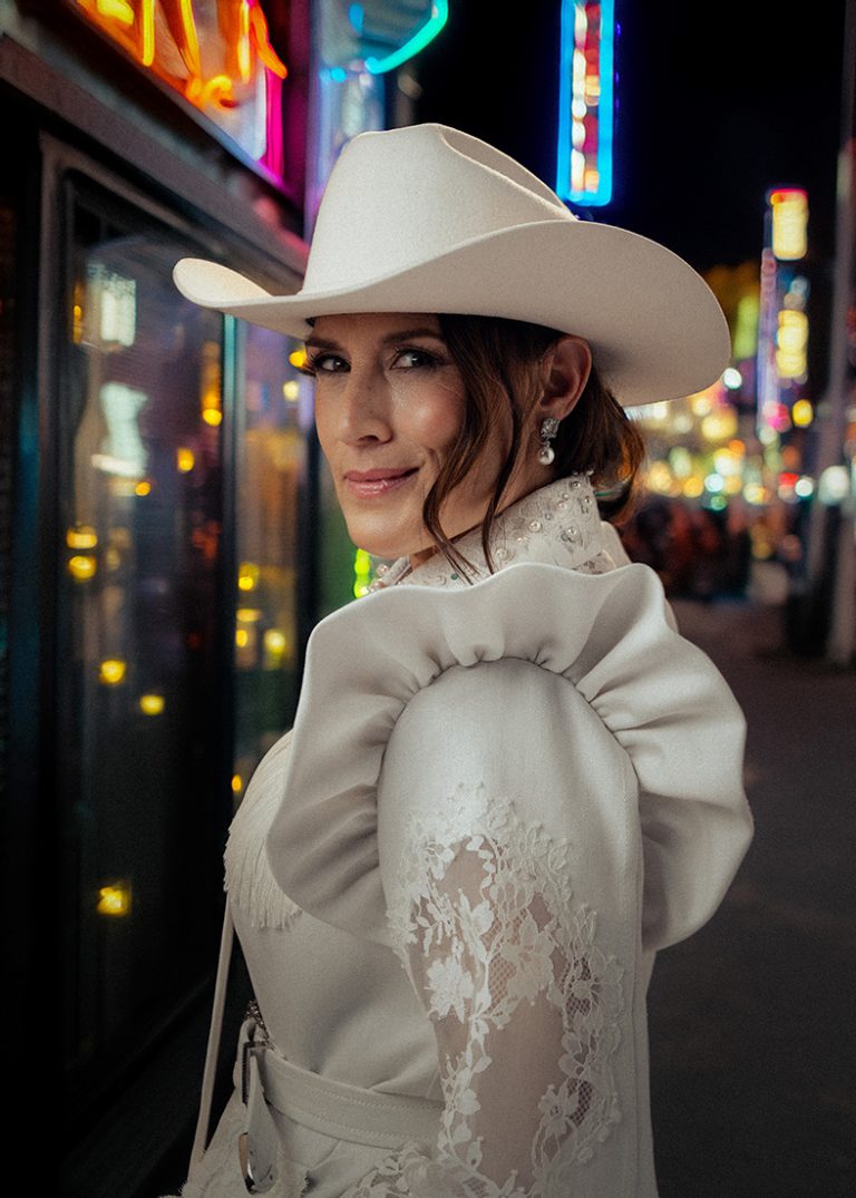 Countryartisti Jill Johnson hymyilee kuvassa