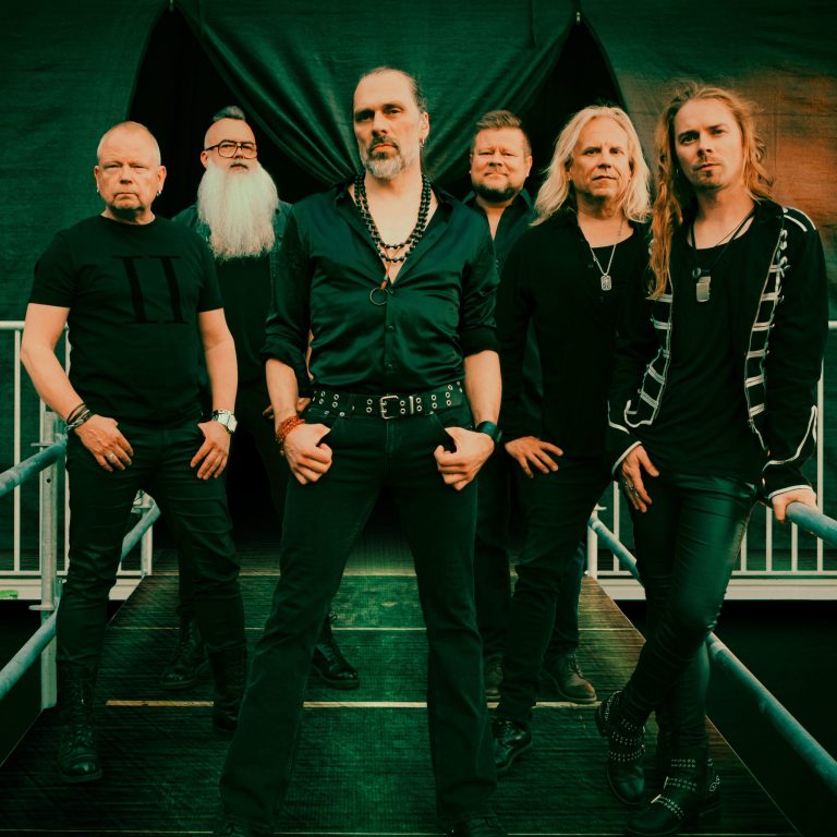 Yö-yhtye koko kokoonpanolla